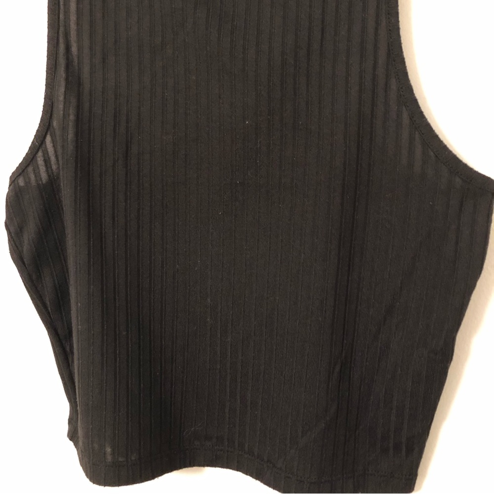 Basic Black Ribbed Cropped Tank Top - Picture 3 of 5